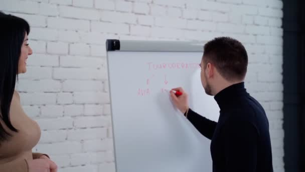 Jong Freelance Koppel Slimme Man Schrijft Een Bord Nieuwe Ideeën — Stockvideo