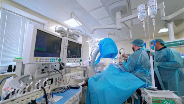 Grupo Cirurgiões Centro Cirúrgico Com Equipamento Cirúrgico Sala Cirurgia Com — Vídeo de Stock