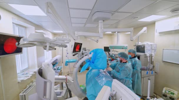 Operationssaal Mit Medizinischem Röntgenbild Medizinisches Team Hilft Patienten Moderne Ausstattung — Stockvideo