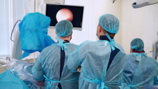 Operační Sál Probíhající Operací Lékařský Tým Provádějící Chirurgický Zákrok Světlém — Stock video