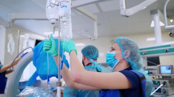 急诊室的医疗程序在现代手术室进行外科手术的外科小组 — 图库视频影像