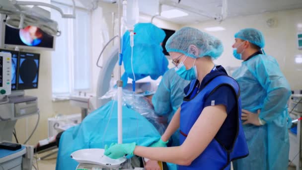 Equipo Quirúrgico Realizando Cirugía Quirófano Moderno Trabajar Con Instrumentos Quirúrgicos — Vídeos de Stock