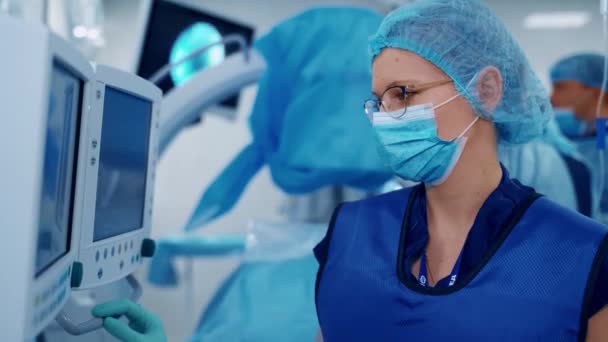 Monitor Ventilación Pulmonar Artificial Unidad Cuidados Intensivos Enfermera Con Equipo — Vídeos de Stock