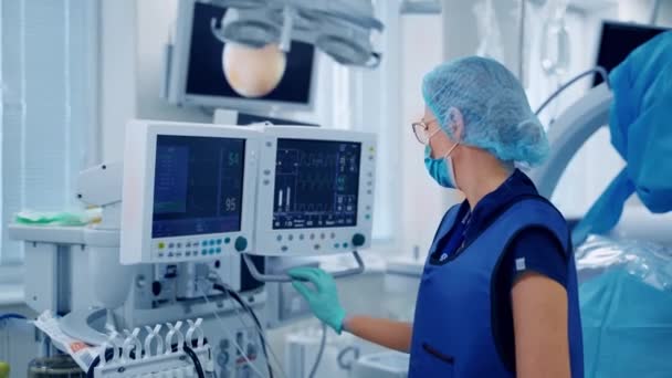 치료실에 폐환기 모니터 장비를 간호사 산소를 공급하는 Covid 코로나 바이러스 — 비디오