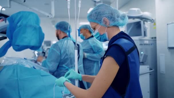 現代の手術劇場で手術を行っている手術チーム 手術器具で作業する — ストック動画