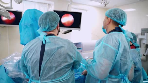 Группа Врачей Проводит Операцию Пациенту Хирурги Медицинской Форме Масках Работают — стоковое видео