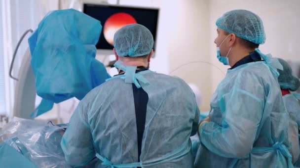 Profesjonalni Lekarze Mundurach Medycznych Wykonujący Operację Proces Operacyjny Neurochirurgów — Wideo stockowe