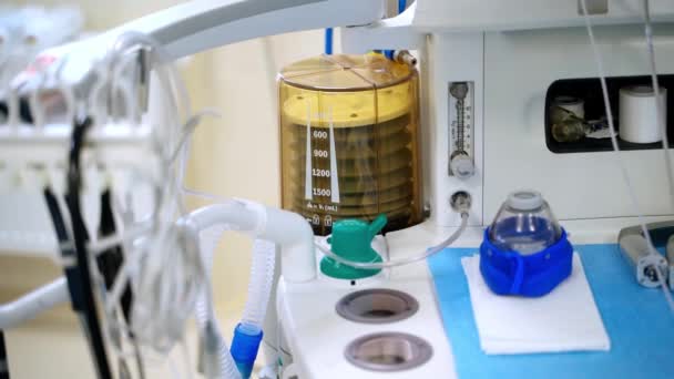 Ιατρικός Αναπνευστήρας Ιατρική Μηχανή Λειτουργεί Θάλαμο Κατά Διάρκεια Μιας Χειρουργικής — Αρχείο Βίντεο
