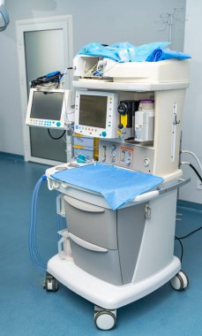 Modern ameliyathane. Tıbbi bilgisayar ekipmanları.