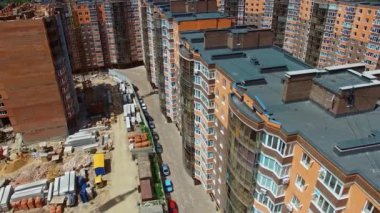 Şehir merkezinde yeni bir yerleşim yeri. Şehir manzarasının modern yüksek binaları. Yeni bölgede çok katlı lüks binalar.