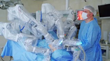 Tıbbi robotun yanında profesyonel bir doktor. Ameliyathanede robotik cerrahi. Robotla ilgili tıbbi operasyon. Yenilikçi tıp.