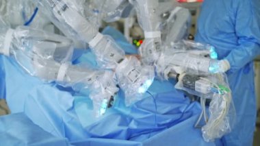 Fütürist robot kollar ameliyat yapıyor. Modern tıbbi ekipmanlar ameliyathanede. Klinikte minimal invaziv robotik operasyon.