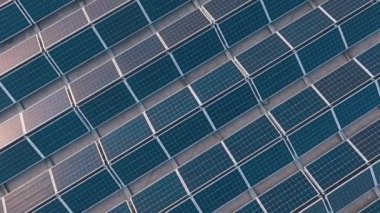 Yeni bir güneş çiftliğinin üst görüntüsü. Modern fotovoltaik güneş panelleri. Güneşten yenilenebilir ekolojik enerji kaynağı. Hava görünümü.