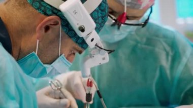 Otoplasti ameliyatı. Çıkıntılı kulakların düzeltilmesi. Ekip cerrahı ameliyathanede..