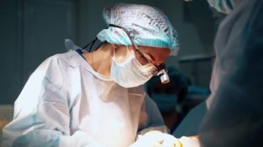 Plastik cerrah göbek bir transfer ile karın germe için bir işlemi gerçekleştirir