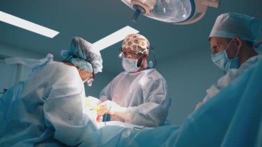 Karın bölgesinin karnı ameliyatlı. Karın bölgesindeki yağ ve mukoza dokularının kısmen alınması. Doktor bir lazer cerrahi neşter kesti..