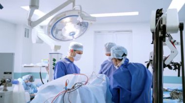 Ekip cerrahı ameliyathanede. Ameliyathanede modern ekipman var. Nöroşirürji için tıbbi cihazlar.