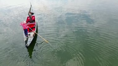 Gondola binen güzel bir kadın. Lüks bir kadın Venedik, İtalya 'da nehir boyunca bir tekneyle seyahat ediyor. Hava görünümü.