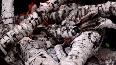 Yanan kömürün arka planı. Hafif ateşte beyaz ahşap közler. Ateşli kütükler barbekü için hazır. Yakın plan..