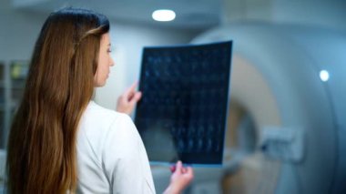 Röntgen fotoğrafı olan kadın doktor. Genç bayan doktor ileri düzey hastanedeki radyoloji taramasını inceliyor. Tıbbi konsept.