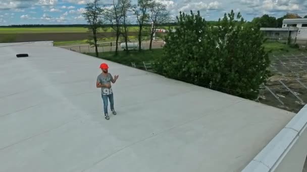 Pracownik Askim Dachu Budynku Przemys Owego Człowiek Kasku Stoi Dachu — Wideo stockowe