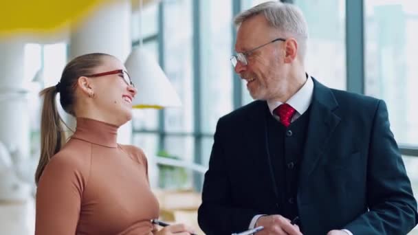 Uśmiechnięty Stary Biznesmen Sekretarka Młoda Kobieta Rozmawia Dojrzałym Mężczyzną Kostiumie — Wideo stockowe