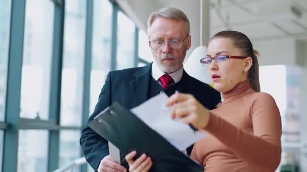Akıllı Sekreter Patronuyla Konuşur Kostümlü Yetişkin Işadamı Ofiste Dokümanları Gösteren — Stok video