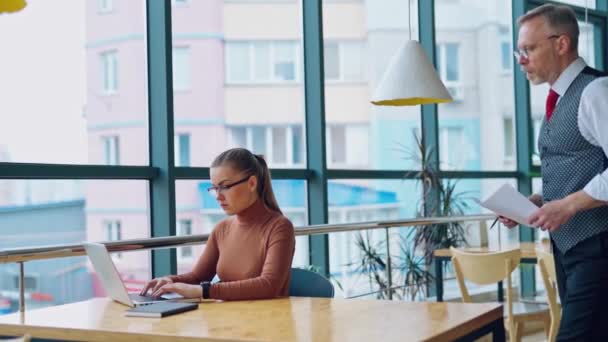 Νεαρή Γυναίκα Που Δουλεύει Υπολογιστή Κοντά Στο Παράθυρο Ανώτερος Επιχειρηματίας — Αρχείο Βίντεο