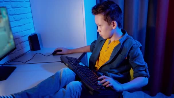 Animazione Bambini Boy Sta Giocando Videogiochi Casa Ragazzo Adolescente Seduto — Video Stock