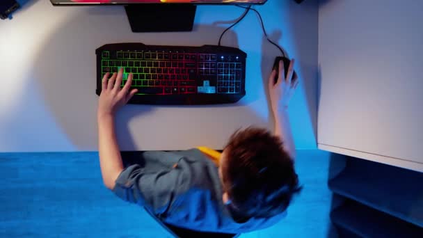 Развлечения Дома Вид Сверху Мальчика Играющего Компьютере Подросток Сидит Столом — стоковое видео