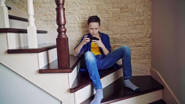 Teenager Junge Beim Telefonieren Auf Der Treppe Junge Sitzt Hause — Stockvideo