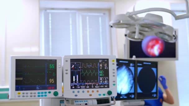 Nowoczesny Sprzęt Medyczny Intensywnej Terapii Klinice Dwa Monitory Pokazujące Stan — Wideo stockowe