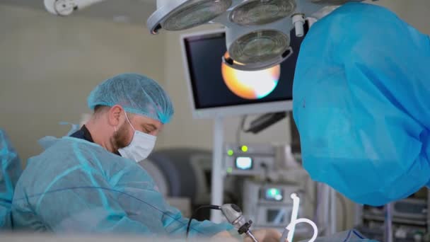 Operační Sál Chirurg Používá Moderní Lékařské Zařízení Během Operace Ledvin — Stock video
