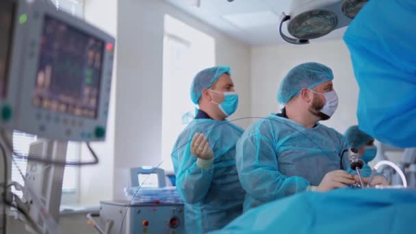 Операція Хірургії Проводиться Двома Лікарями Лікарні Хірурги Виконують Операцію Використанням — стокове відео