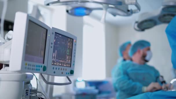 Modern Műtőben Sebészek Műtétet Hajtanak Végre Kórházban Orvosi Felszerelés Sebészeti — Stock videók