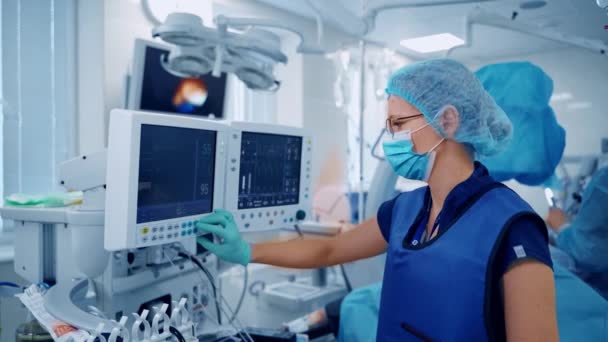 Sjuksköterska Nära Respirator Operation Konstgjord Lungventilation Monitorn Skärmen Visar Patientens — Stockvideo