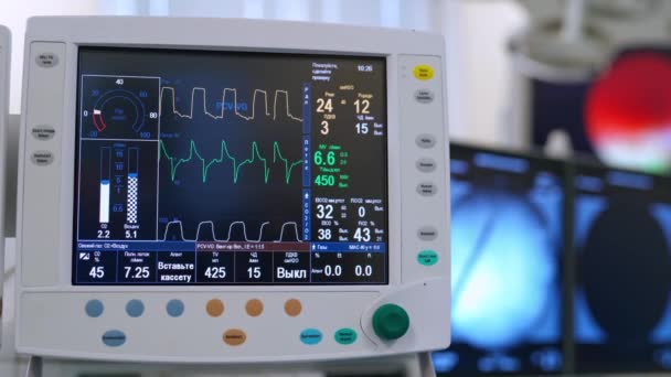 Nowoczesne Urządzenie Sztucznej Wentylacji Płuc Ekran Pokazuje Stan Pacjenta Oiom — Wideo stockowe