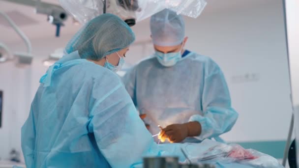 Chirurgie Operatiekamer Professionele Arts Een Verpleegkundige Die Een Operatie Uitvoert — Stockvideo