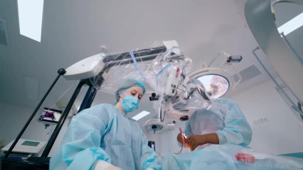 Нейрохирургическая Процедура Операционной Хирург Ассистент Проводят Нейрохирургию Современным Микроскопом — стоковое видео