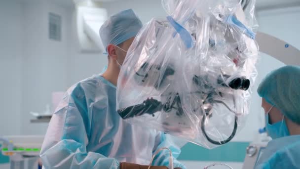 Нейрохирургия Больнице Специалисты Наблюдают Телом Пациента Через Микроскоп Время Операции — стоковое видео