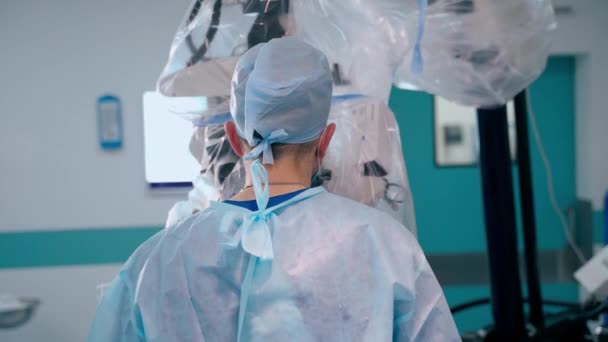 医師は神経外科手術をする 手術劇場で顕微鏡を研究する2つの神経外科医 — ストック動画