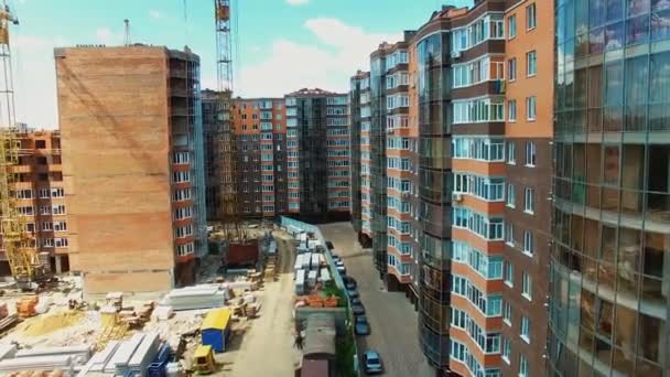 一座多层建筑的建筑工地 在一个城市的现代住宅区里建造新的建筑 — 图库视频影像
