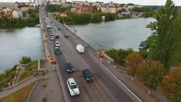 풍경에 자동차와 움직이는 도시의 공원에 파노라마 무인비행기 — 비디오