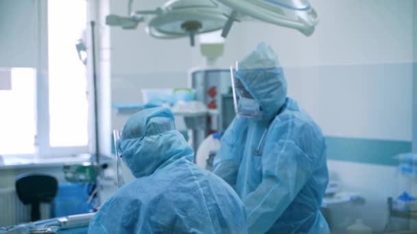 Läkare Skyddsdräkt Operationssalen Läkare Räddar Patientens Liv Med Modern Medicinsk — Stockvideo