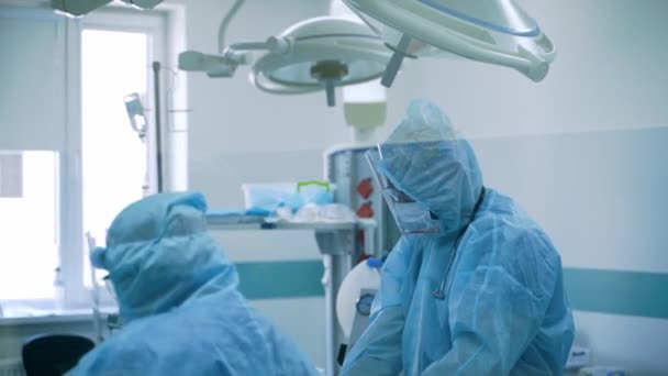 Medicinsk Specialist Uniform Och Skyddsmask Med Sjuksköterska Läkare Och Assistent — Stockvideo