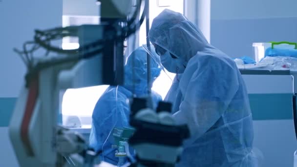 Livsuppehållande Utrustning Kliniken Pandemi Sjukvårdspersonal Från Coronavirus Skyddsuniform Och Mask — Stockvideo