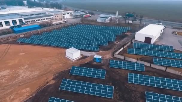 现场的光伏太阳能电池板 利用太阳能生产可持续清洁太阳能的创新发电厂 可再生能源 空中景观 — 图库视频影像