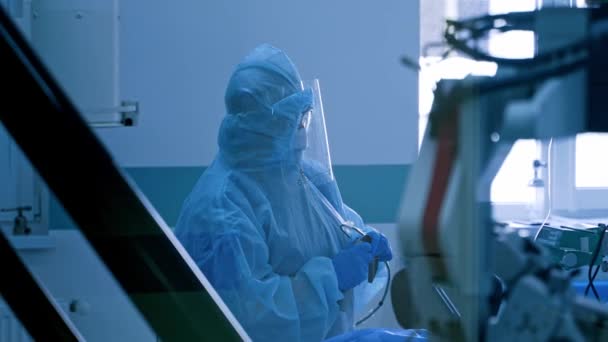Cirujanos Con Uniforme Protector Situación Epidemia Los Médicos Usan Equipos — Vídeos de Stock