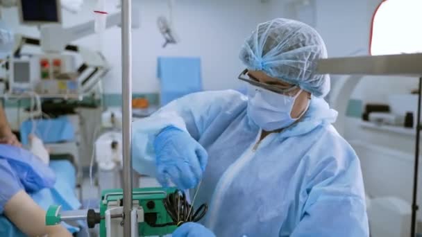 수술실에서 보호복을 간호사 바이러스 감염으로부터 보호하기 마스크와 유니폼 노동자의 초상화 — 비디오