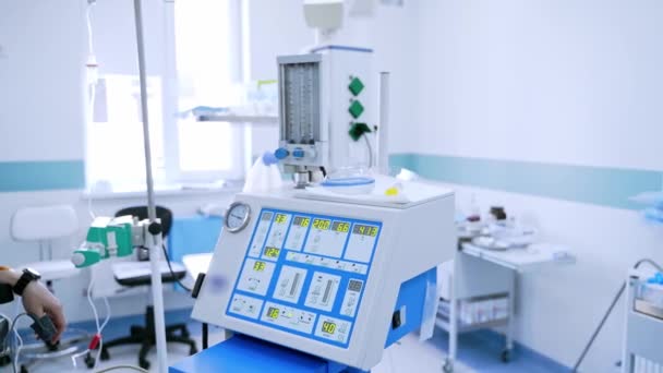 救急室の人工肺換気装置 パンデミック中に患者の命を救うための現代医療機器 コビド コロナウイルスコンセプト — ストック動画